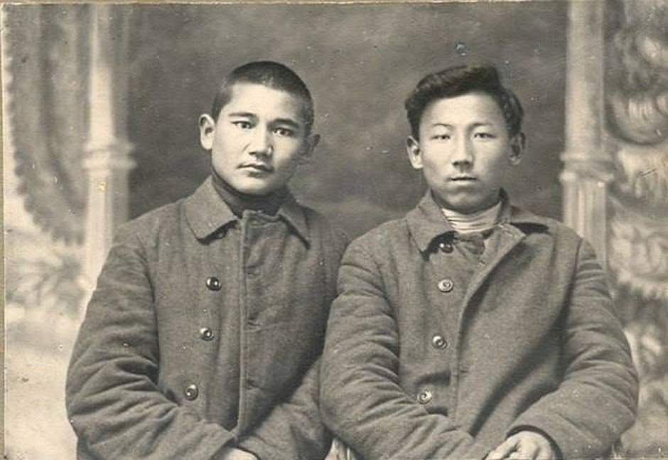 Who studied together with Bauyrzhan Momyshuly?