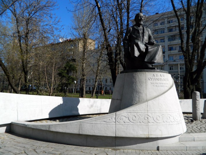 Әлемдегі Абай ескерткіштері