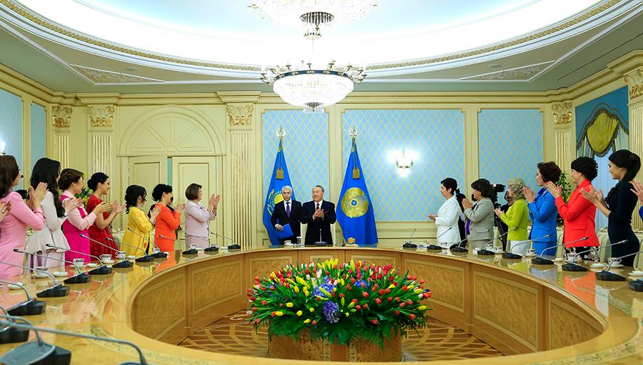 Президент мереке қарсаңында Қазақстанның әйелдер қауымының өкілдерімен кездесті