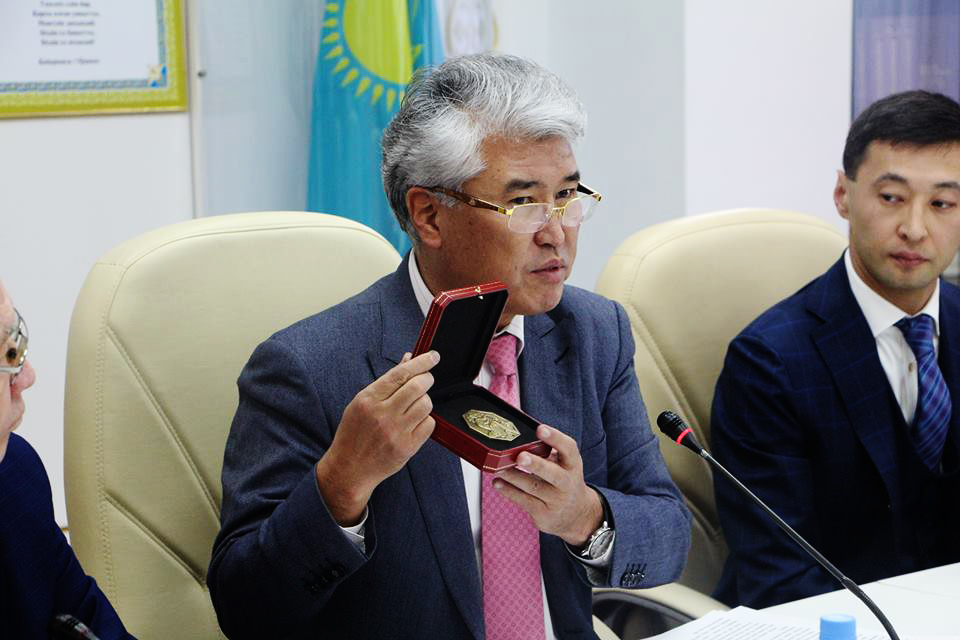 Әміренің күміс медалі Ұлттық музейге тапсырылады