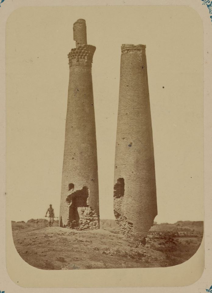 История одной фотографии: два минарета Саурана