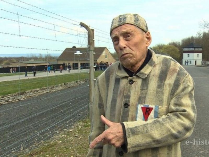 «Азиат» десе төбе шаштары тік тұратын «Азиат» десе төбе шаштары тік тұратын