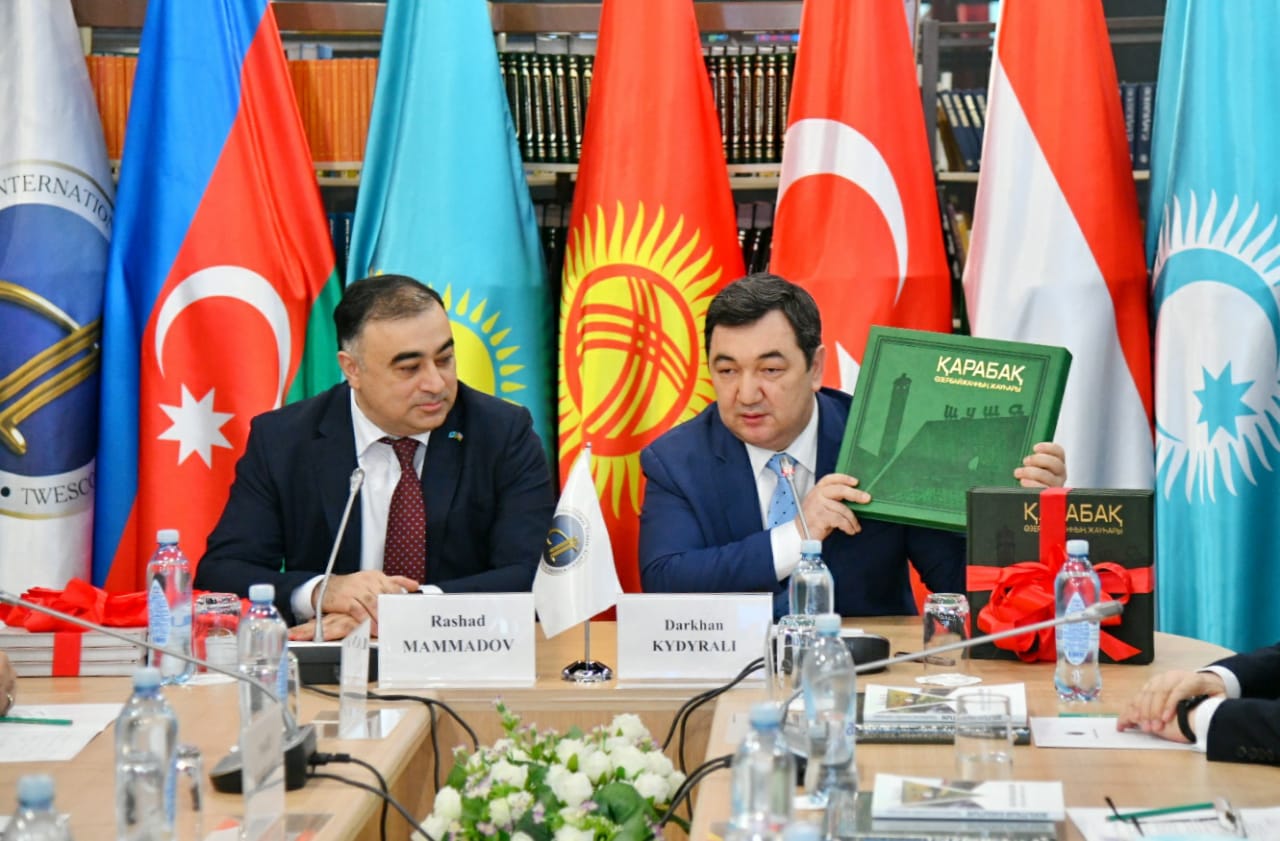 Тюркская академия провела презентацию книг по азербайджанскому направлению