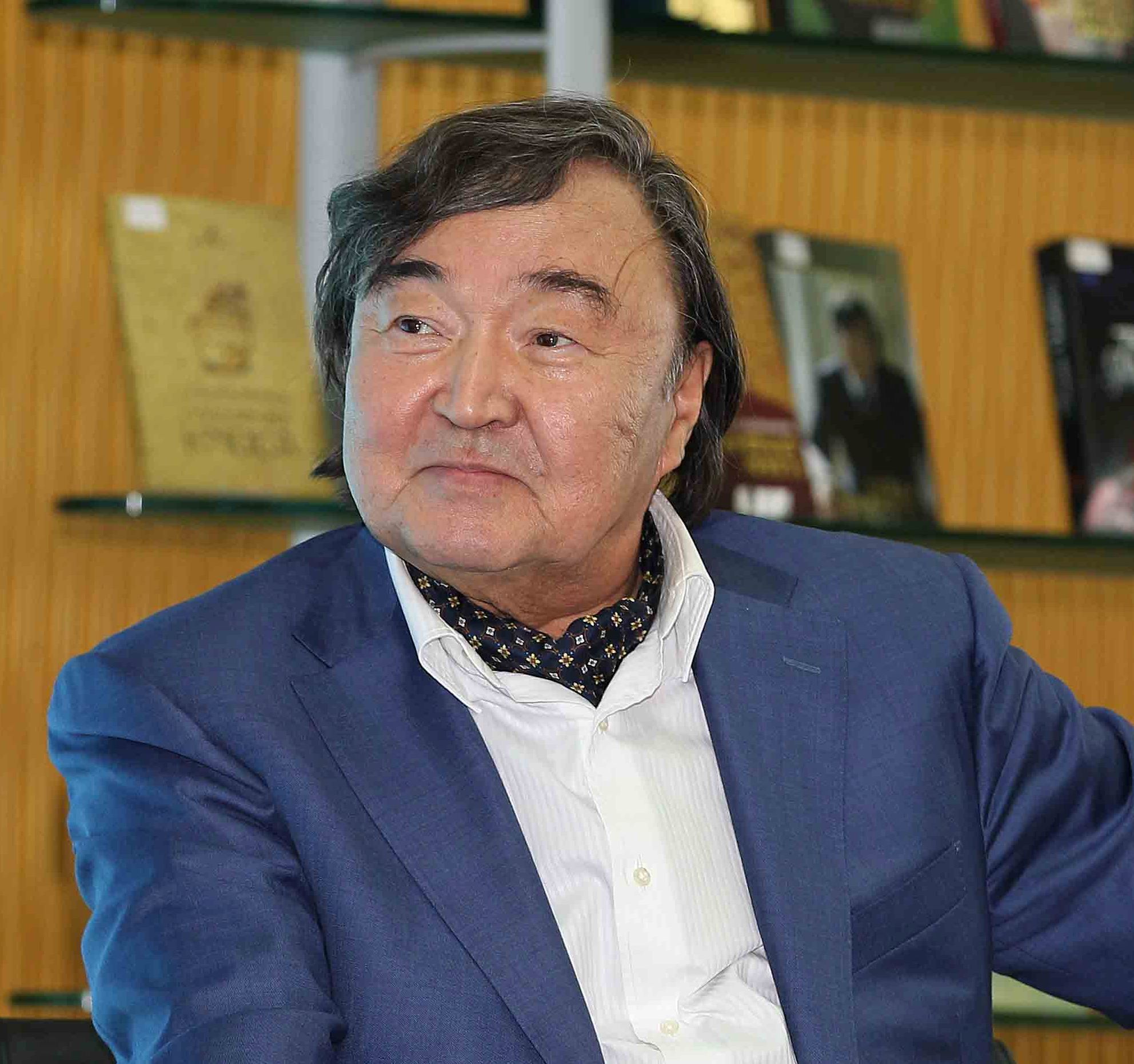 Родился Сулейменов Олжас Омарович - поэт, тюрколог, киносценарист, постоянный представитель Республики Казахстан при ЮНЕСКО