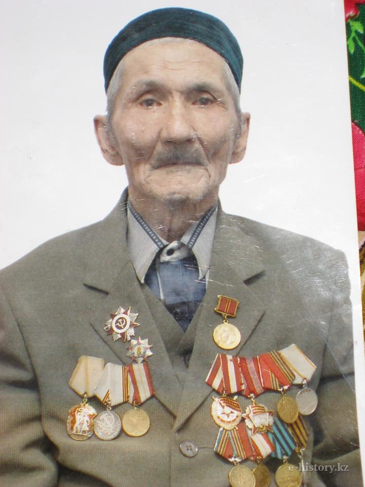 Бір суреттің тарихы. Манасбай Дүйсенов Бір суреттің тарихы. Манасбай Дүйсенов