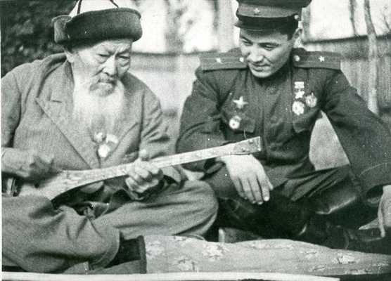 M.-Gabdullin-men-kazak-khalyk-akyny-ZHambyl-ZHabaev.-1943.jpg